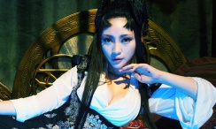 两女跪趴吞吐共侍玉茎